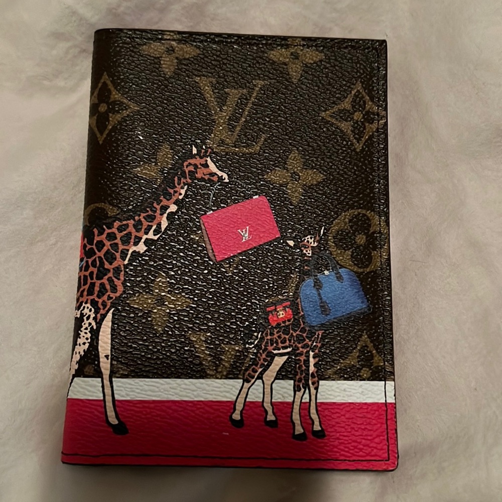 AUTHENTIC Louis Vuitton Limited EDITION giraffe Passport Cover